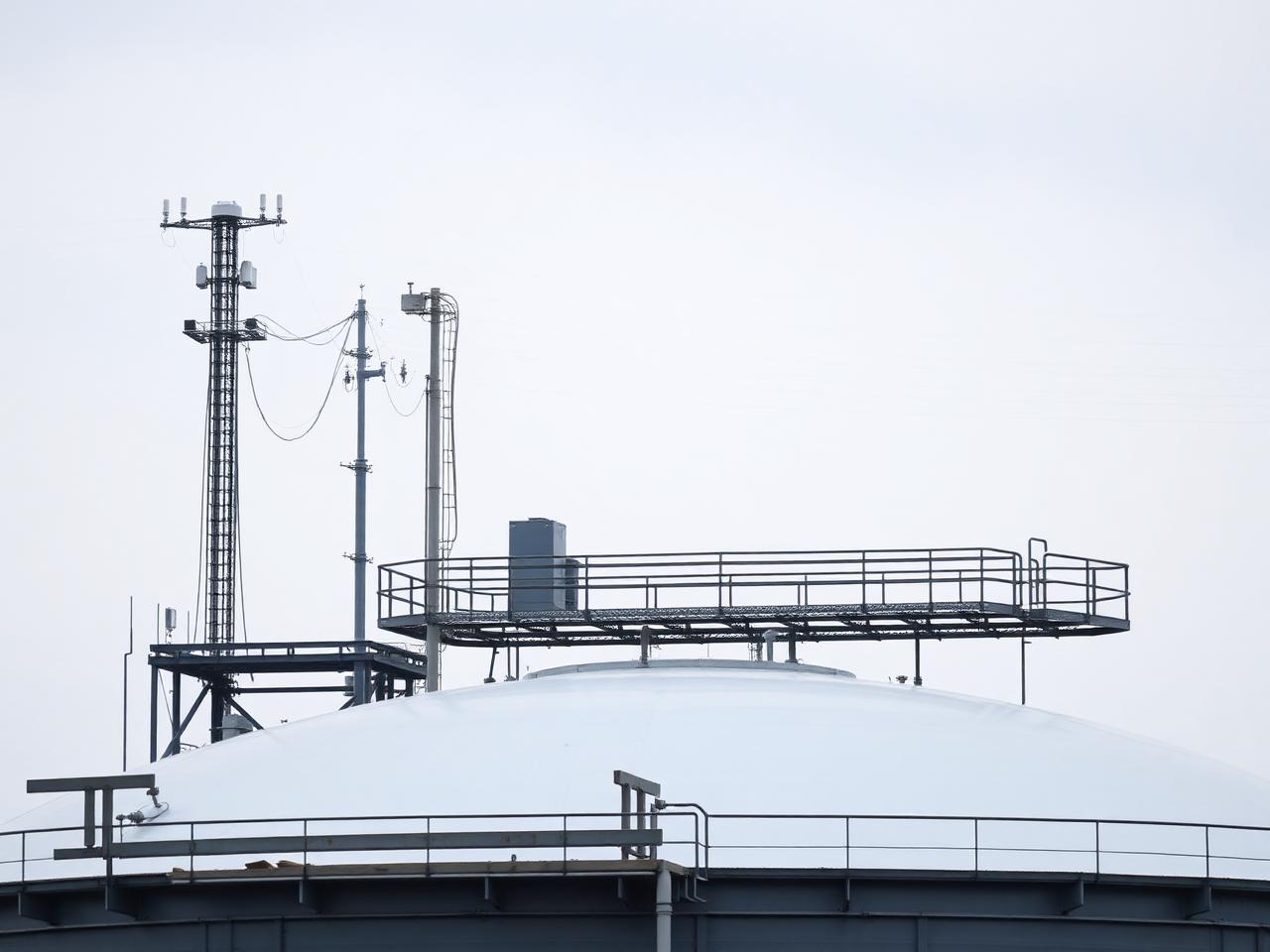 Lightning protection structures above an industrial storage tank